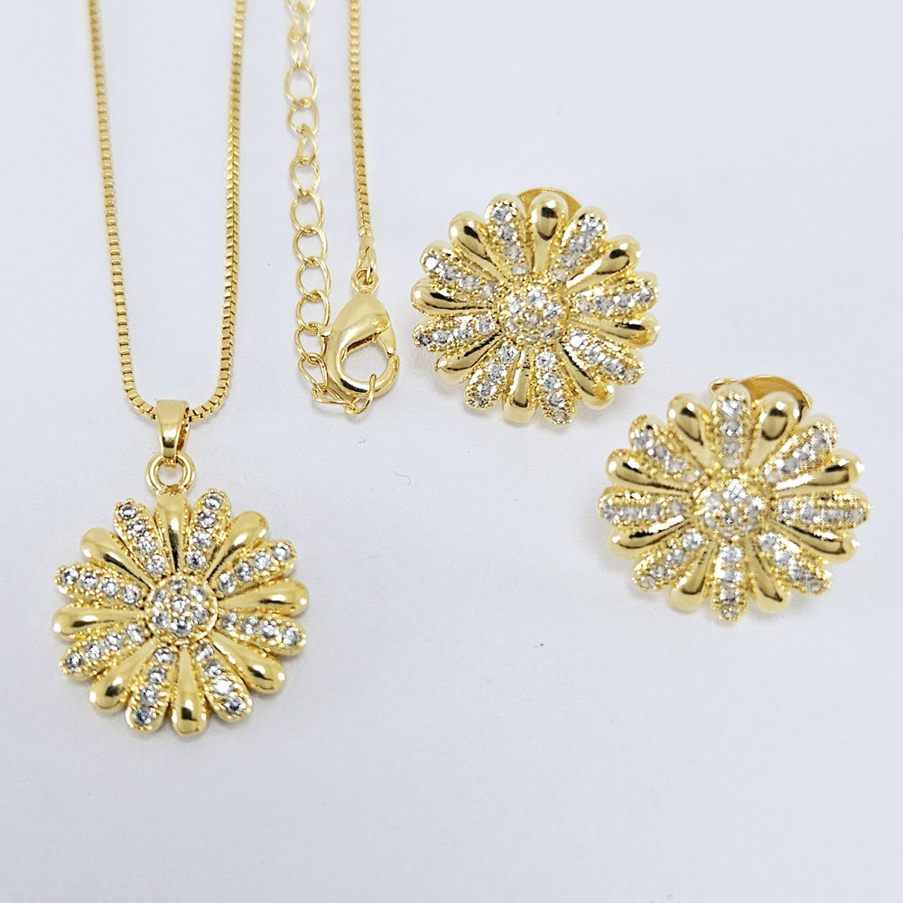 Conjunto flor detalhe cravejado e dourado