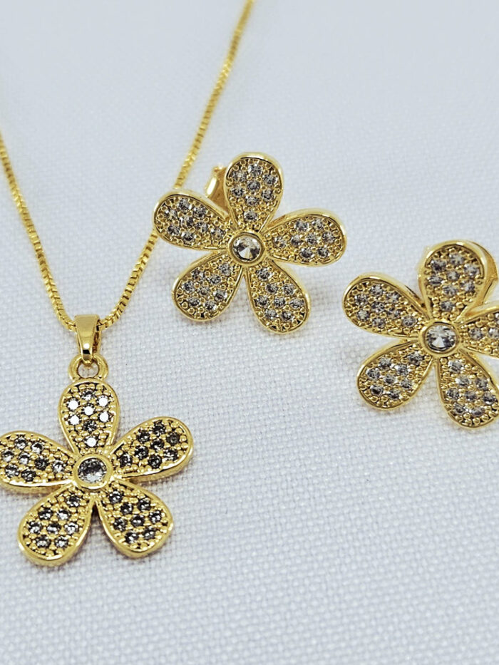 Conjunto flor cinco pétalas cravejada