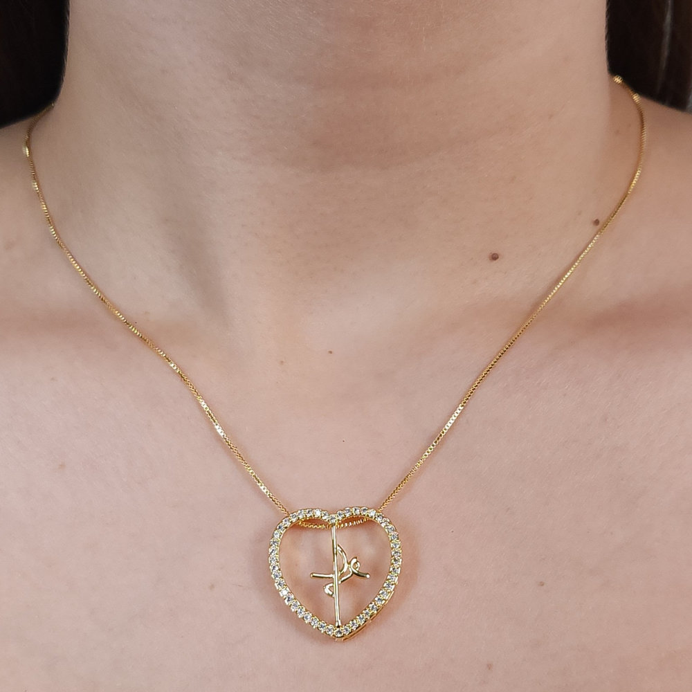 Gargantilha coração cravejado detalhe fé