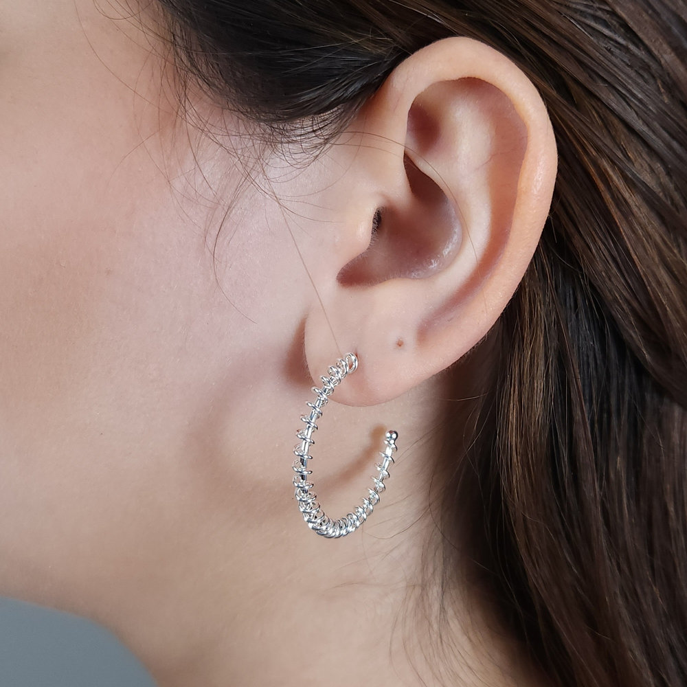 Brinco argola com fio mola revestida