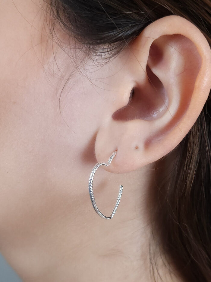 Brinco argola formato coração detalhado