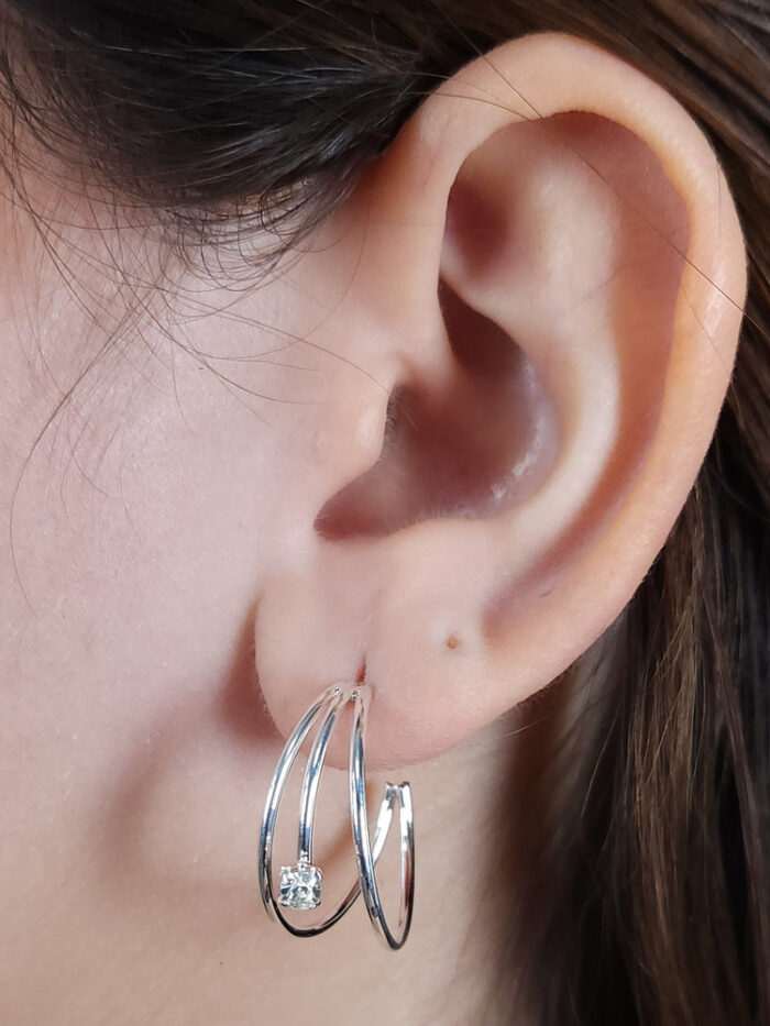 Argola tripla com ponto de luz