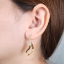 Brinco fio riviera gota ondulada