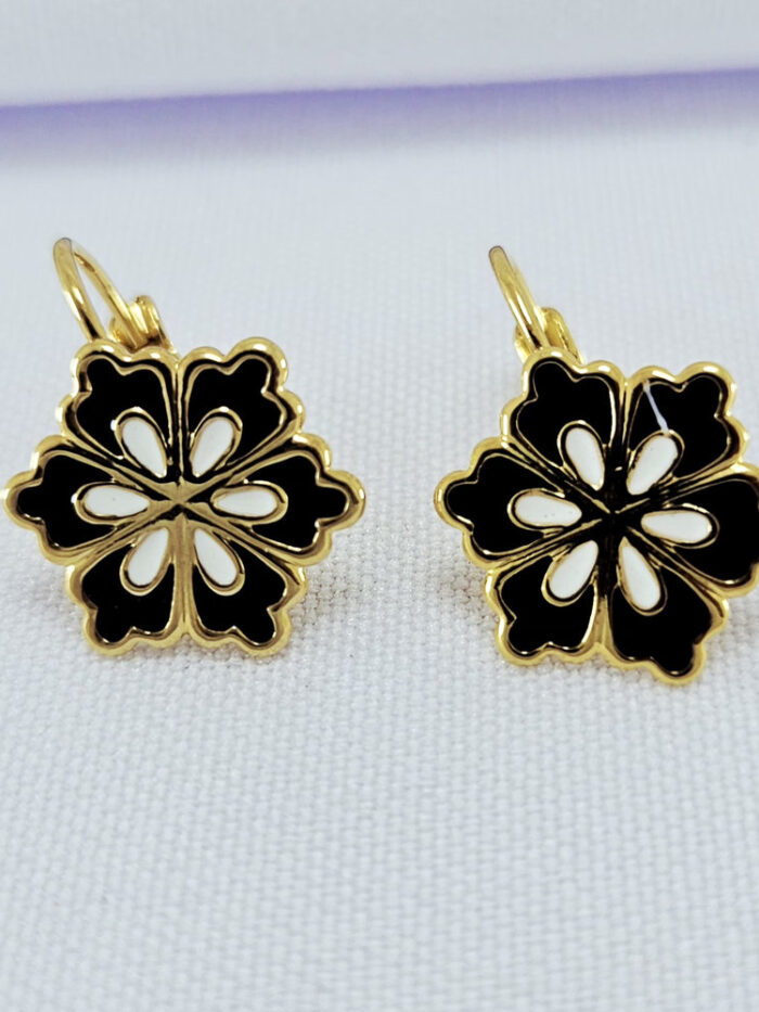 Brinco gancho flor detalhada