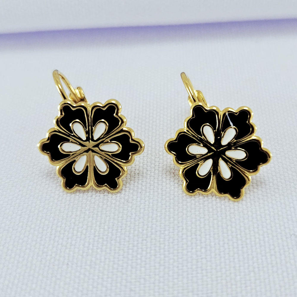 Brinco gancho flor detalhada