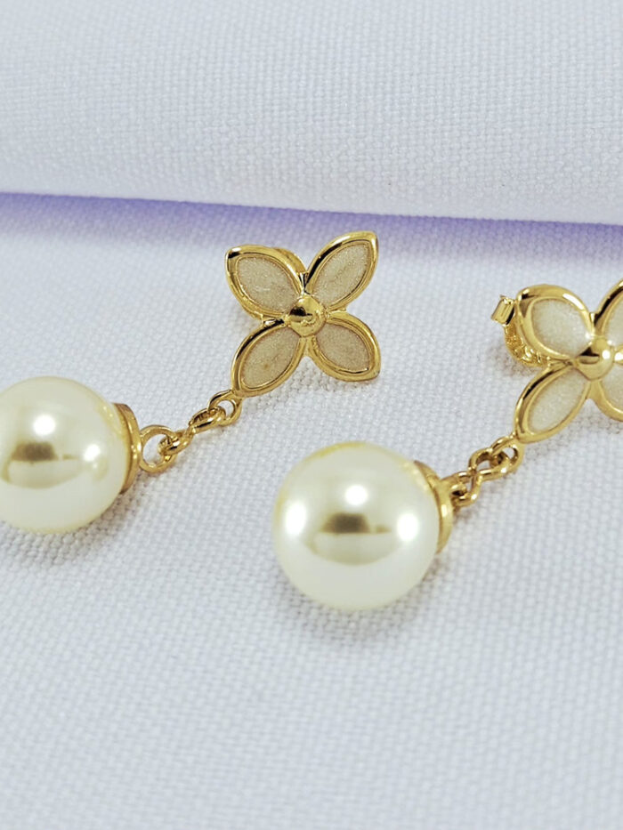 Brinco flor com pérola pêndulo
