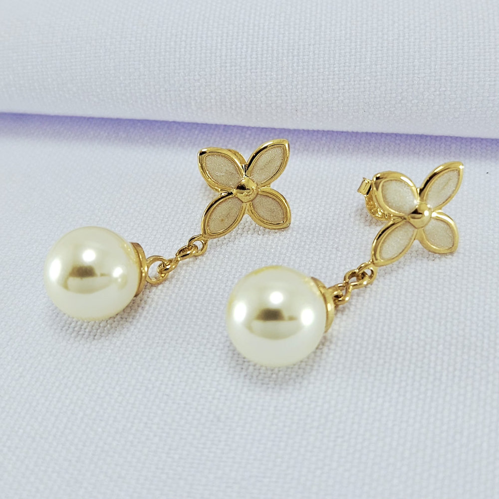 Brinco flor com pérola pêndulo