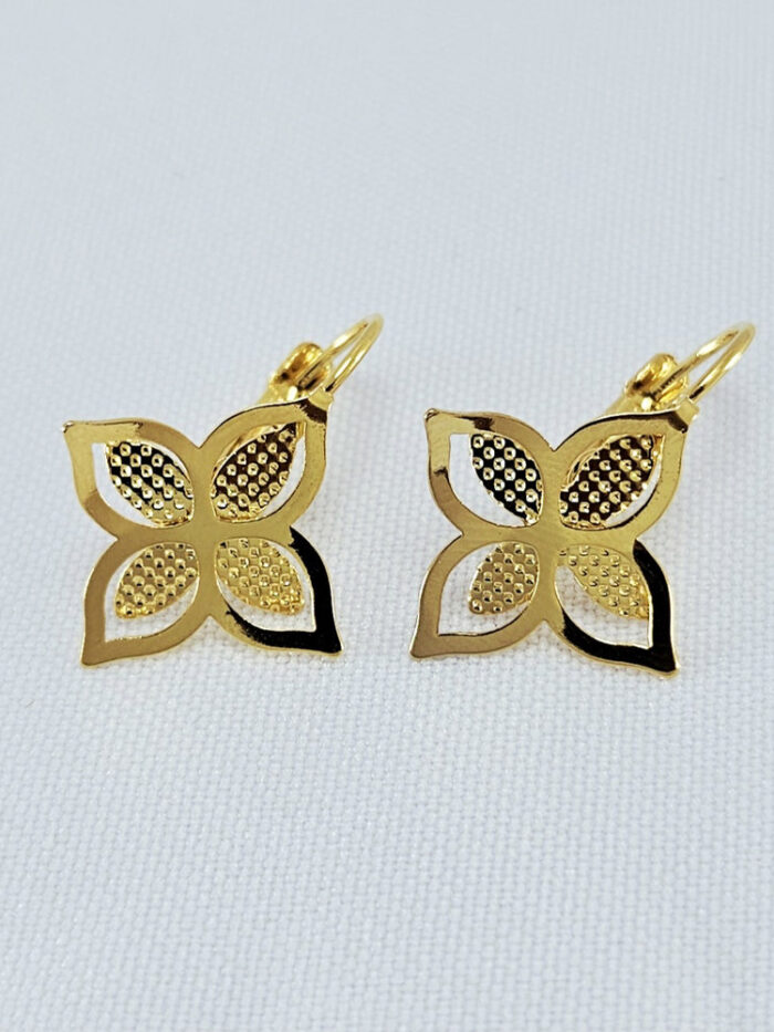 Brinco gancho com flor detalhada