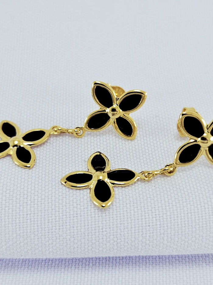 Brinco flor dupla quatro pétalas