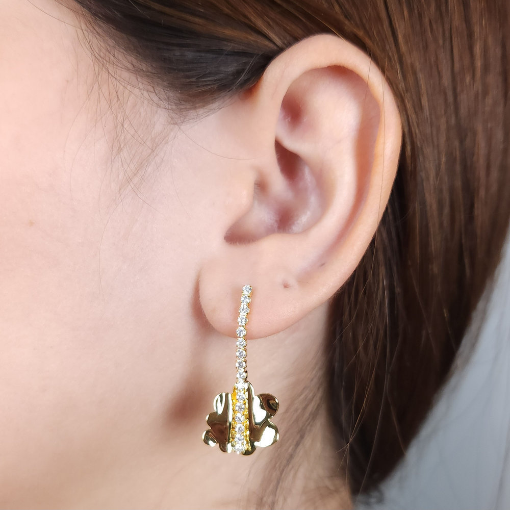 Brinco riviera com detalhe em flor