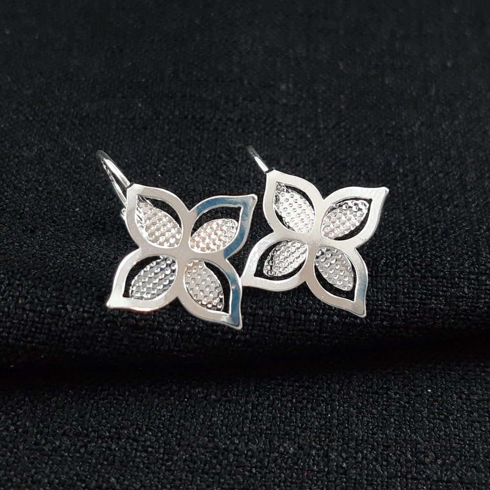 Brinco gancho de presão flor detalhe vazado