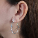 Brinco argola ondulada detalhe cristal