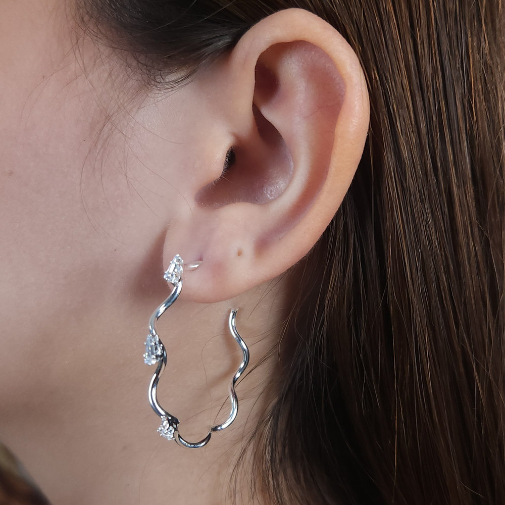 Brinco argola ondulada detalhe cristal