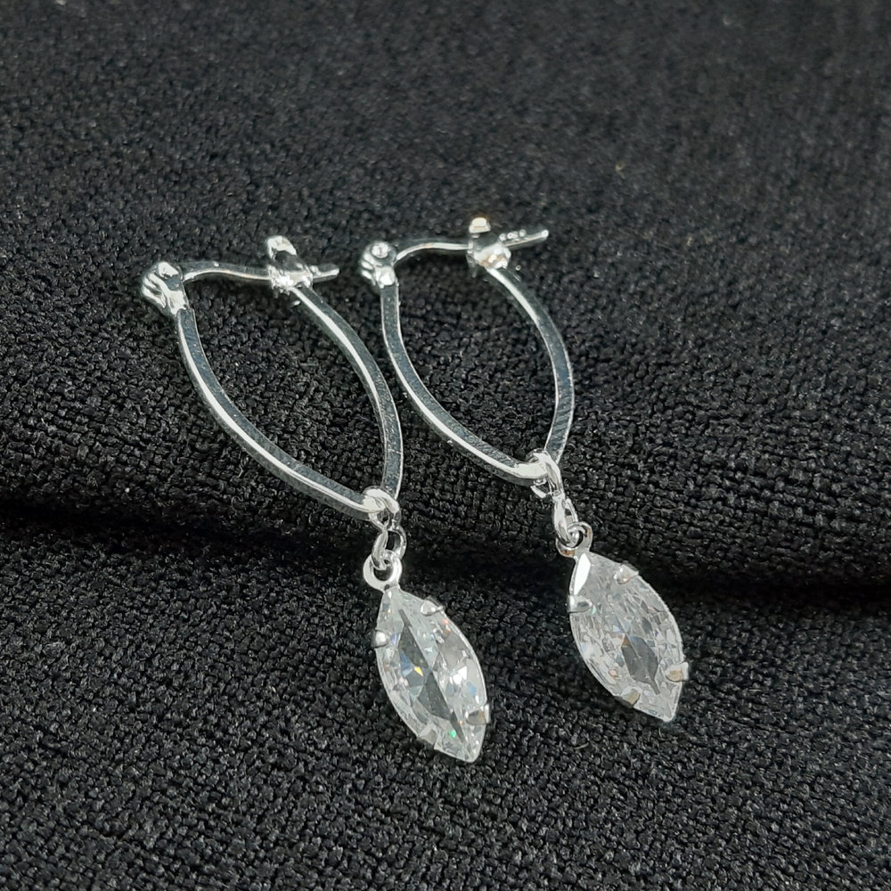 Brinco formato navete detalhe pedra cristal