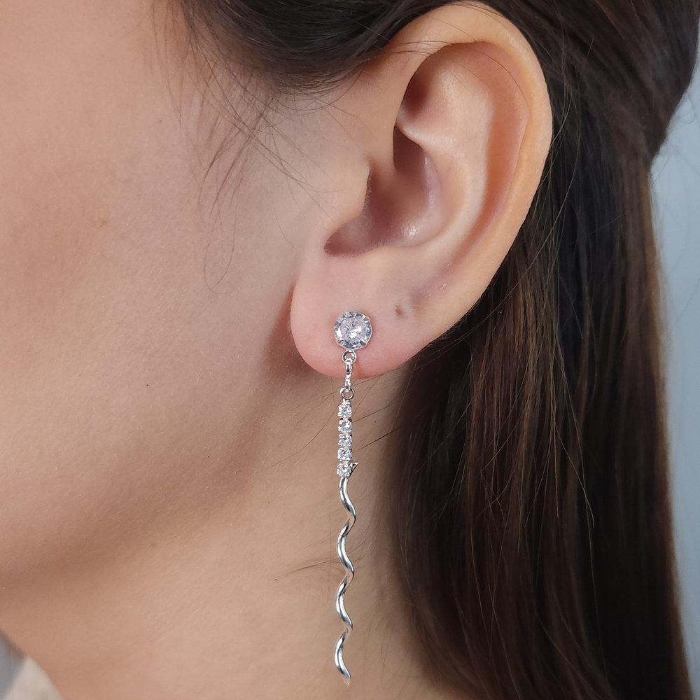 Brinco com pedra de zircônia fixa e fio em strass com ondulação