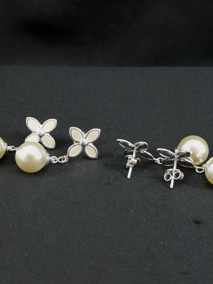 Brinco base flor pêndulo pérola