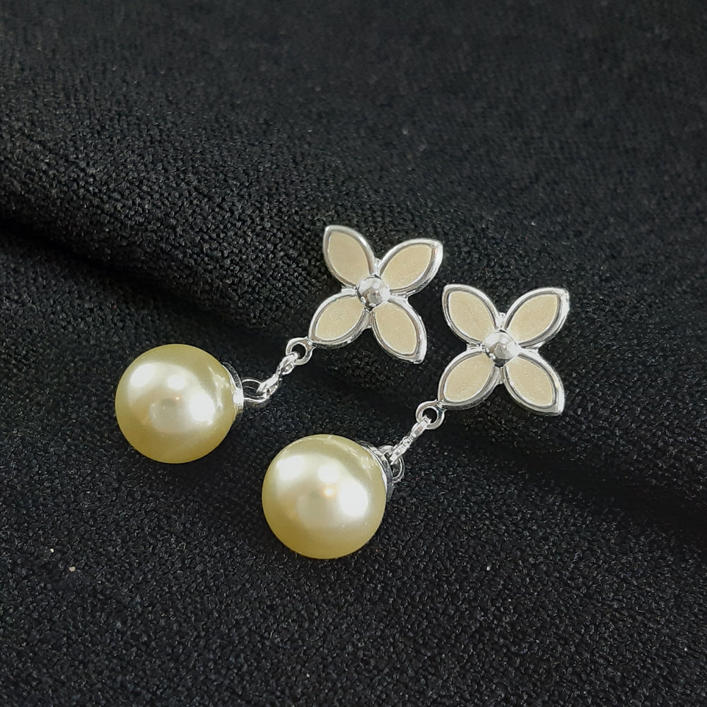 Brinco base flor pêndulo pérola - Imagem 2