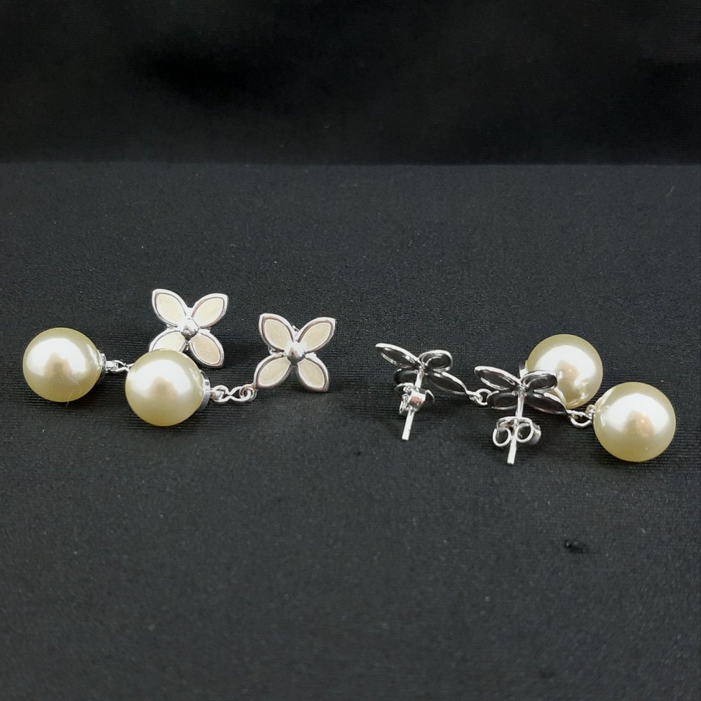 Brinco base flor pêndulo pérola