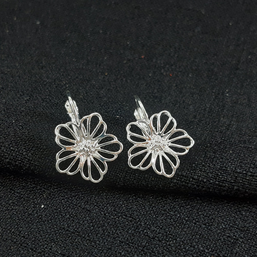 Brinco gancho flor vazada