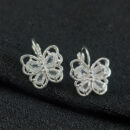 Brinco estilo borboleta detalhado