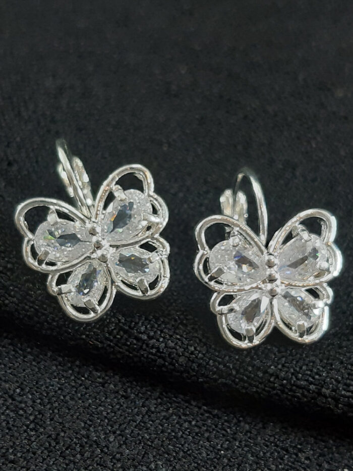 Brinco estilo borboleta detalhado