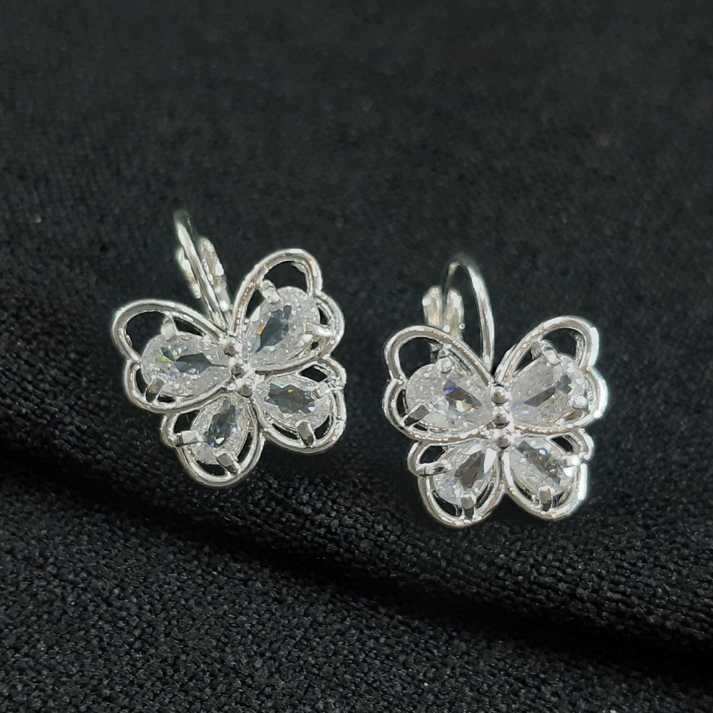 Brinco estilo borboleta detalhado