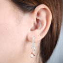 Brinco com fio de strass cristal e elo ondulado pendurado