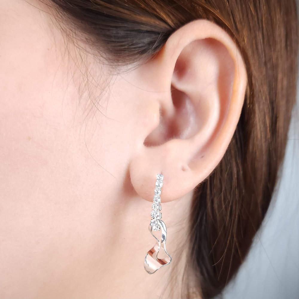 Brinco com fio de strass cristal e elo ondulado pendurado