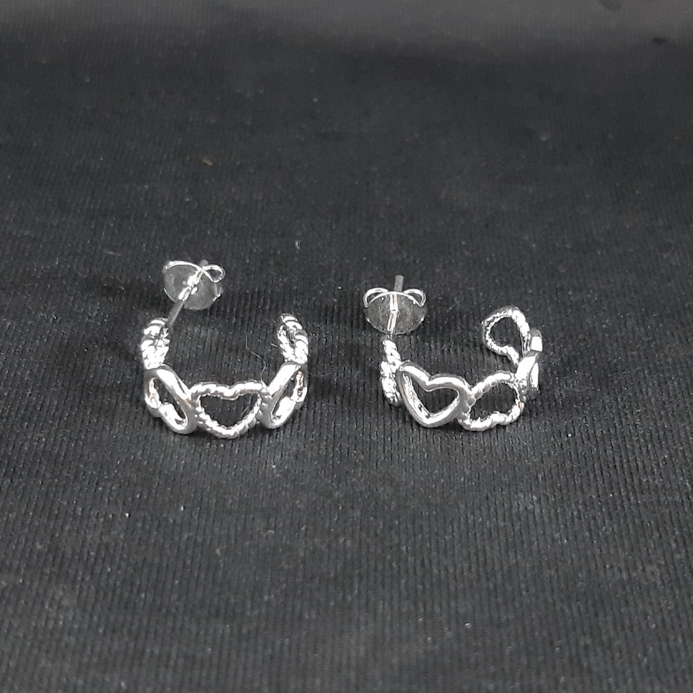 Brinco estilo argolinha coração vazado