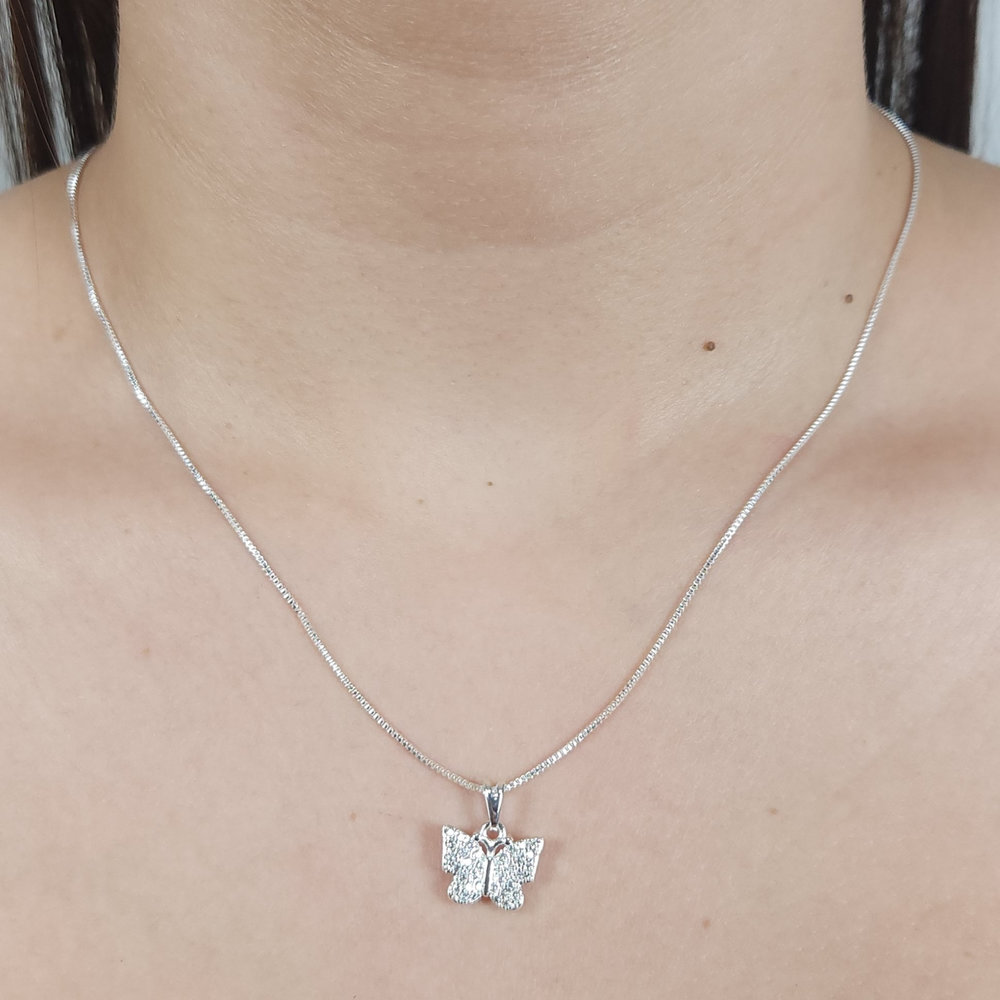 Gargantilha com pingente borboleta cravejado