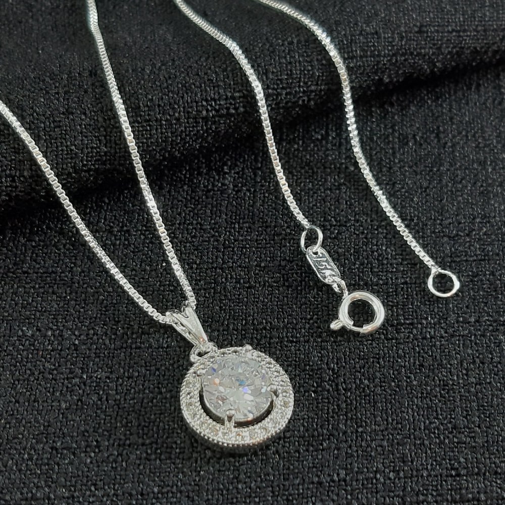 Gargantilha com pingente rendondo cravejado