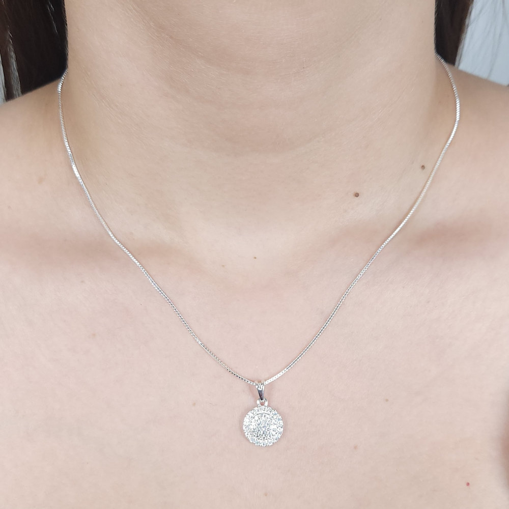 Gargantilha pingente redondo cravejado