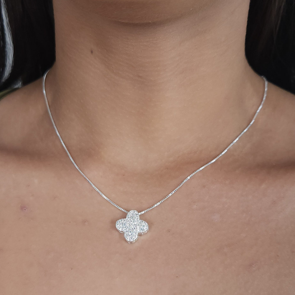 Gargantilha com pingente trevo cravejado