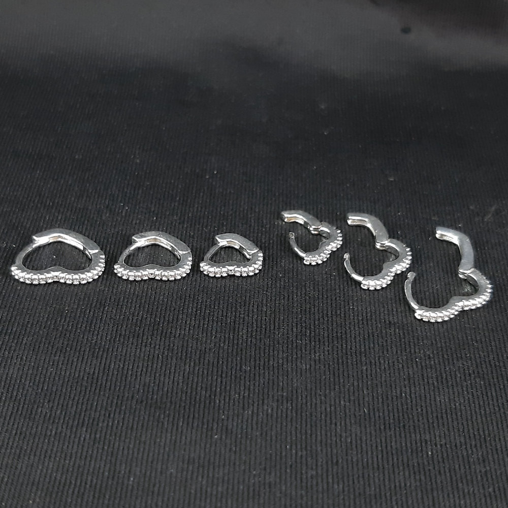 Trio de argolas formato coração cravejado