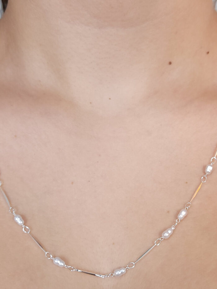 Gargantilha longa com pérola oval