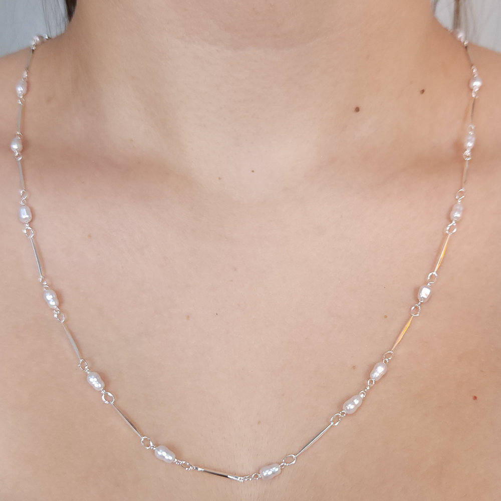 Gargantilha longa com pérola oval