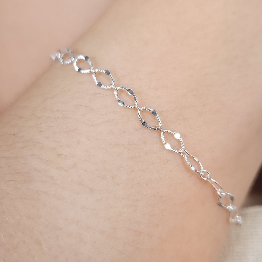 Pulseira oval detalhada