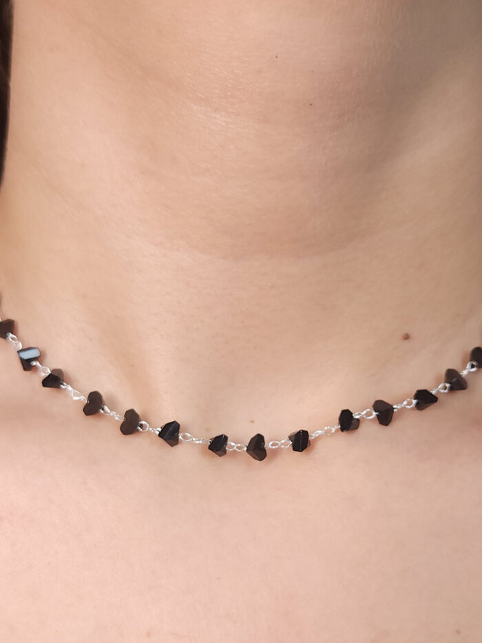 Gargantilha Chocker com pedras pretas