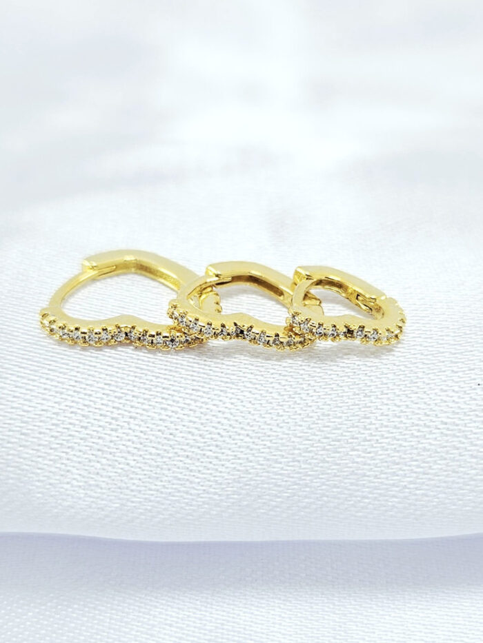 Trio de argolas formato coração cravejadas