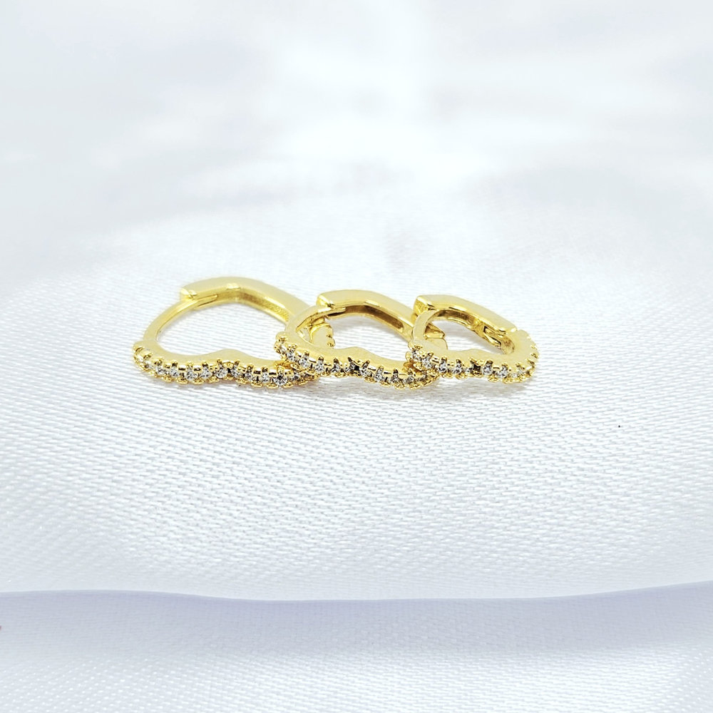 Trio de argolas formato coração cravejadas