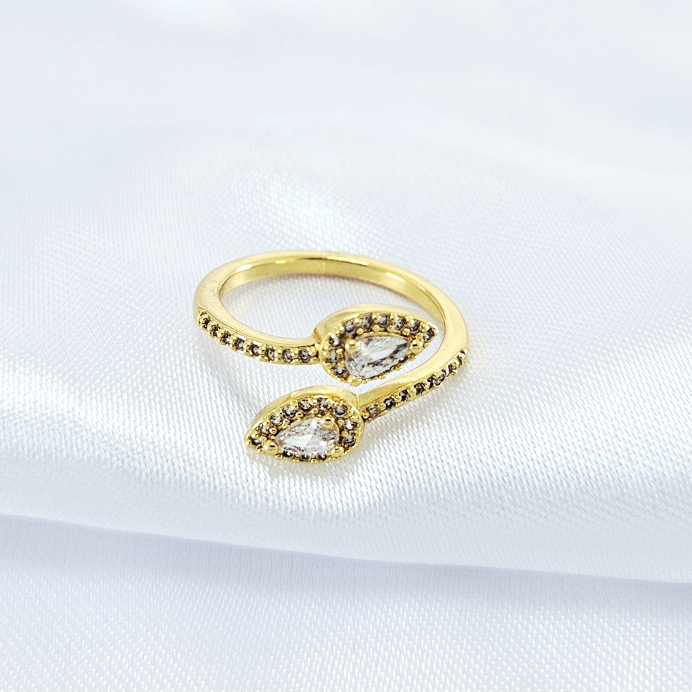 Anel formato gota cravejado cristal