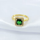 Anel quadrado detalhado com pedra cristal verde