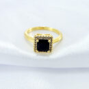 Anel quadrado com pedra preta borda cravejda