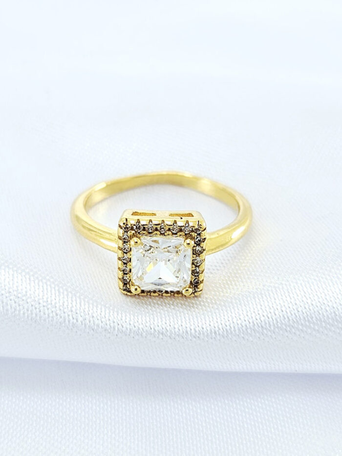 Anel quadrado com pedra cristal borda cravejda