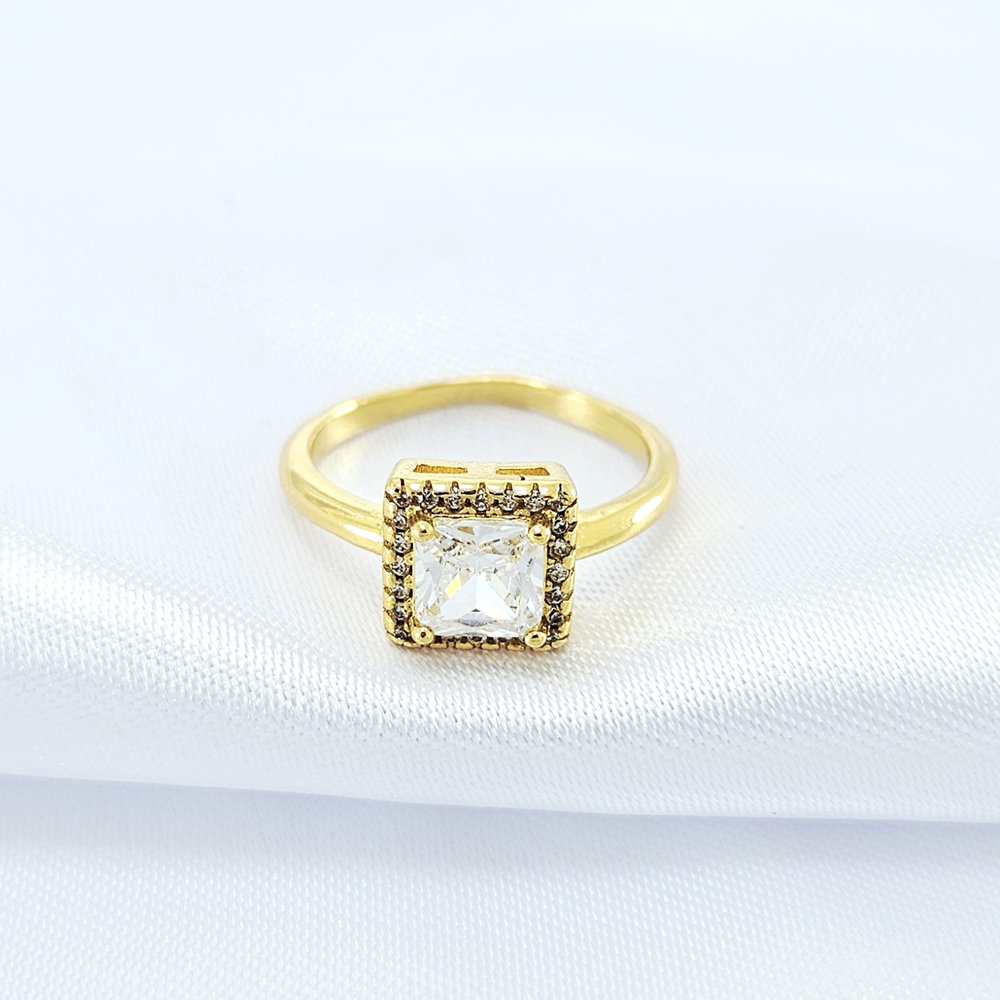 Anel quadrado com pedra cristal borda cravejda