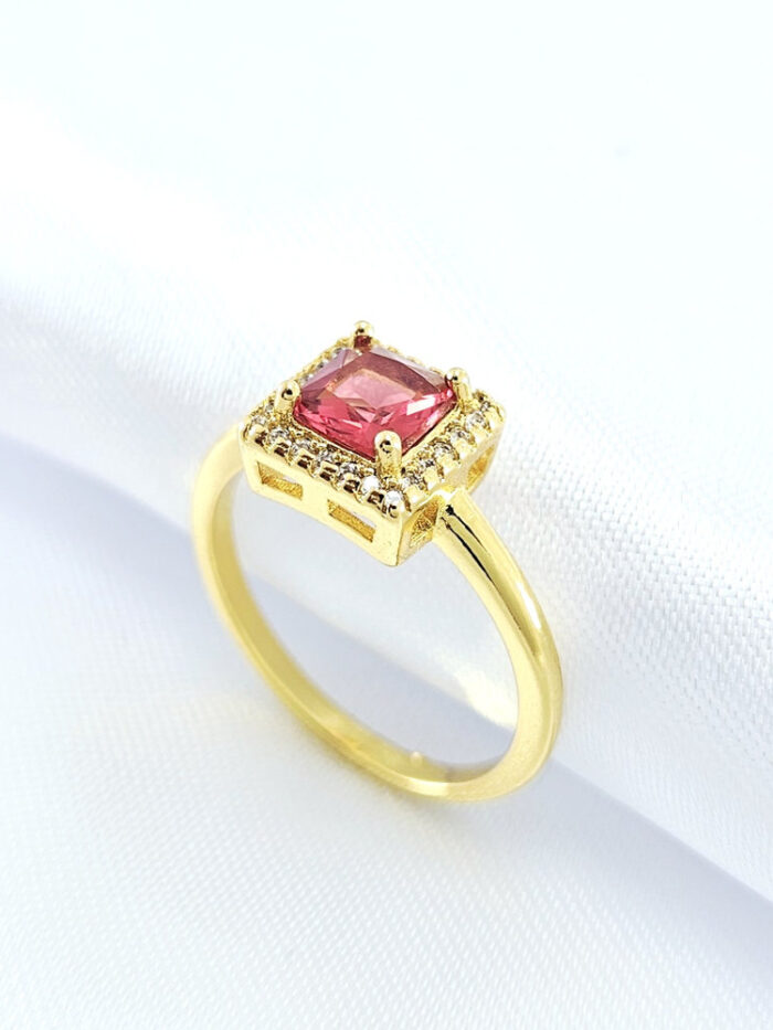 Anel pedra quadrada cravejada vermelho cereja