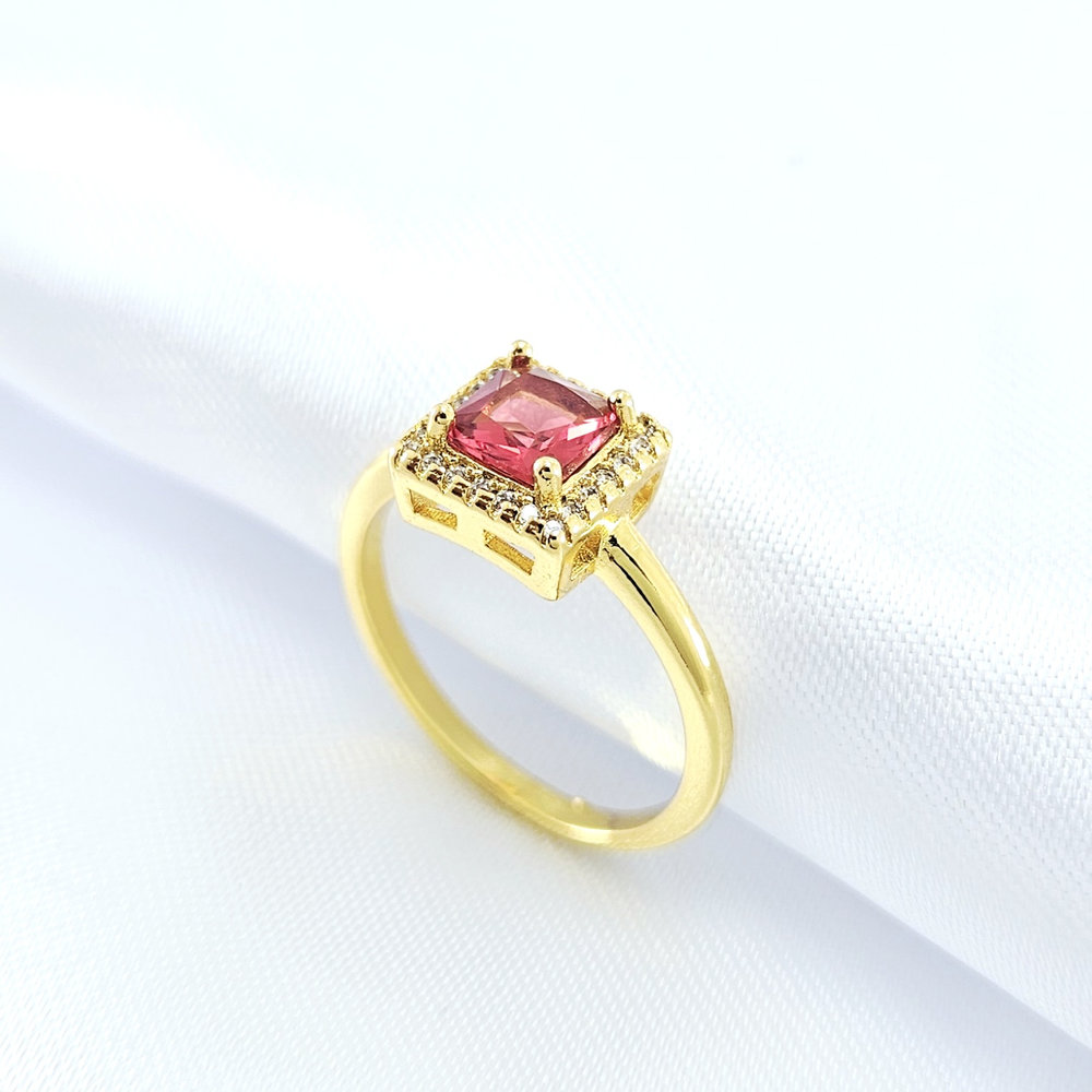 Anel pedra quadrada cravejada vermelho cereja