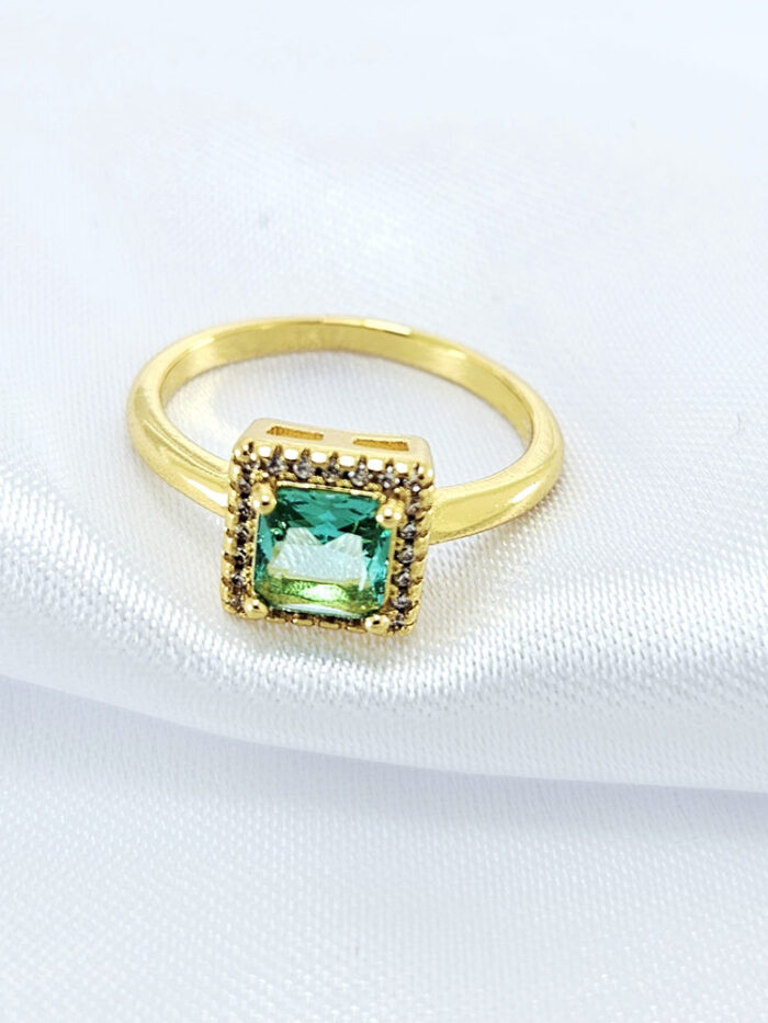 Anel quadrado com pedra verde claro borda cravejda