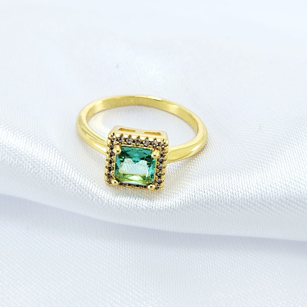 Anel quadrado com pedra verde claro borda cravejda