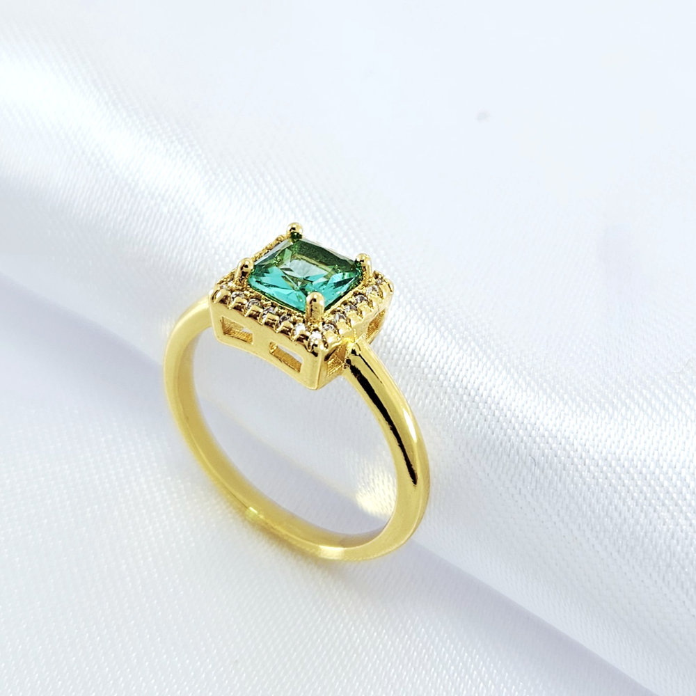 Anel quadrado com pedra verde claro borda cravejda - Imagem 2